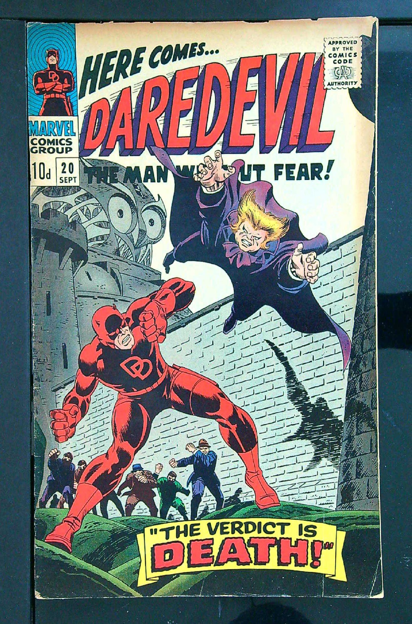 Cover of Daredevil (Vol 1) #20. One of 250,000 Vintage American Comics on sale from Krypton!
