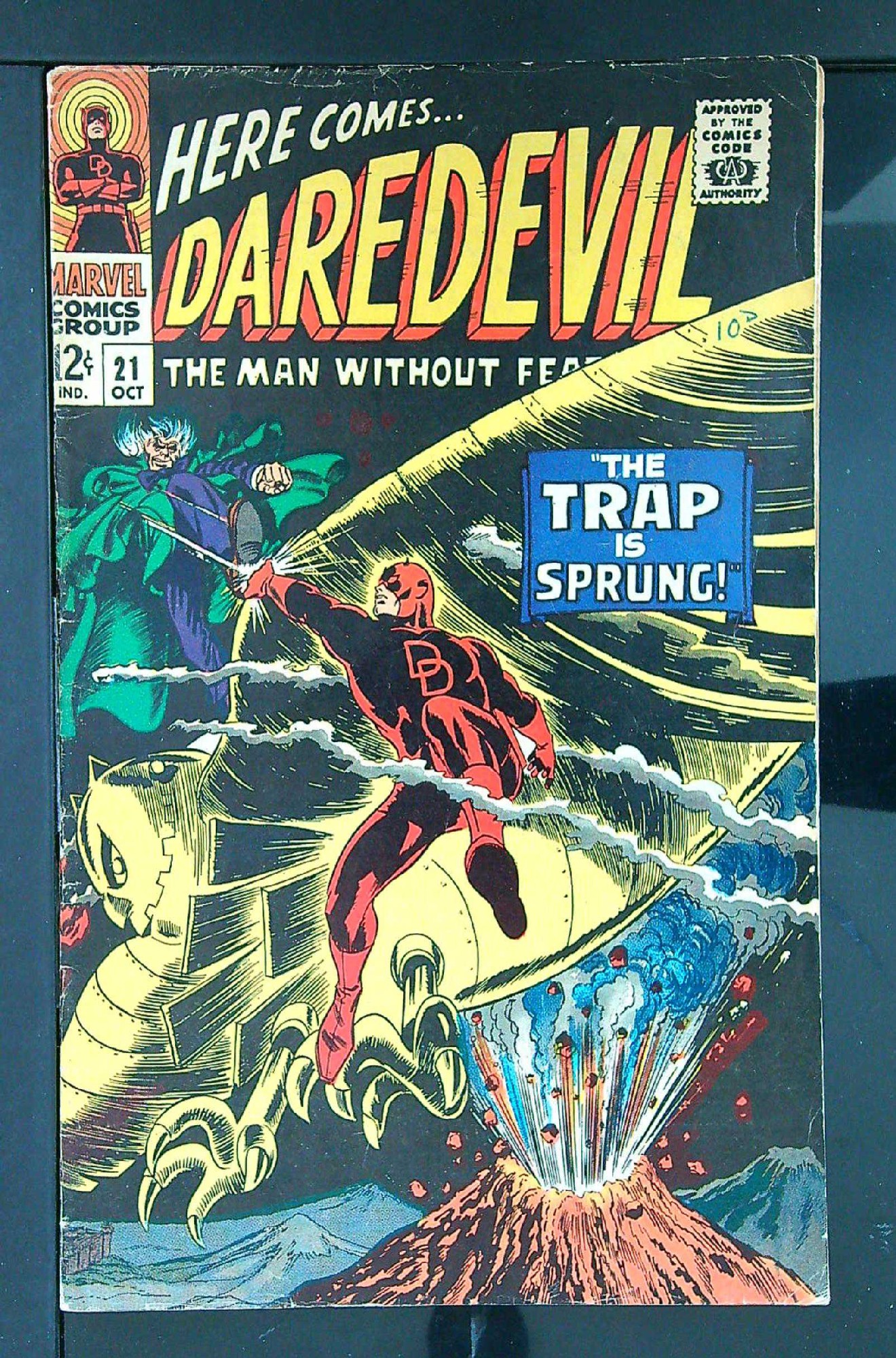 Cover of Daredevil (Vol 1) #21. One of 250,000 Vintage American Comics on sale from Krypton!