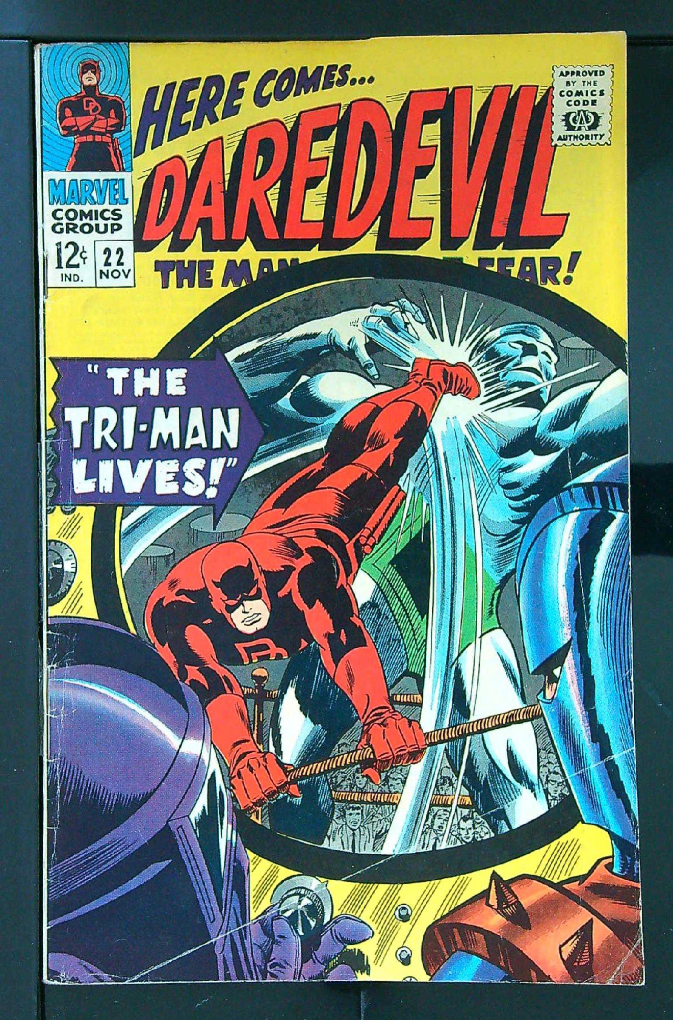 Cover of Daredevil (Vol 1) #22. One of 250,000 Vintage American Comics on sale from Krypton!