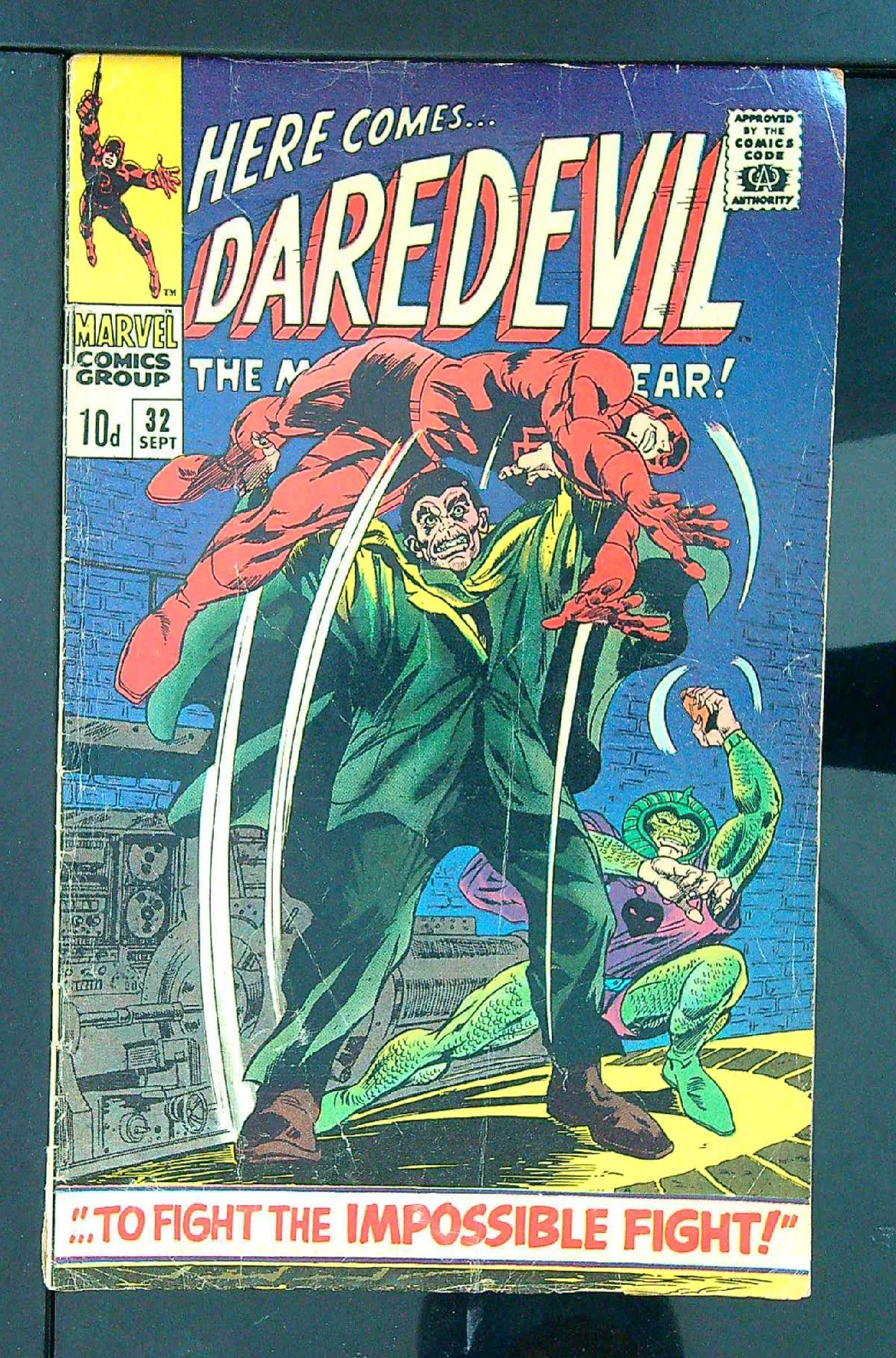 Cover of Daredevil (Vol 1) #32. One of 250,000 Vintage American Comics on sale from Krypton!