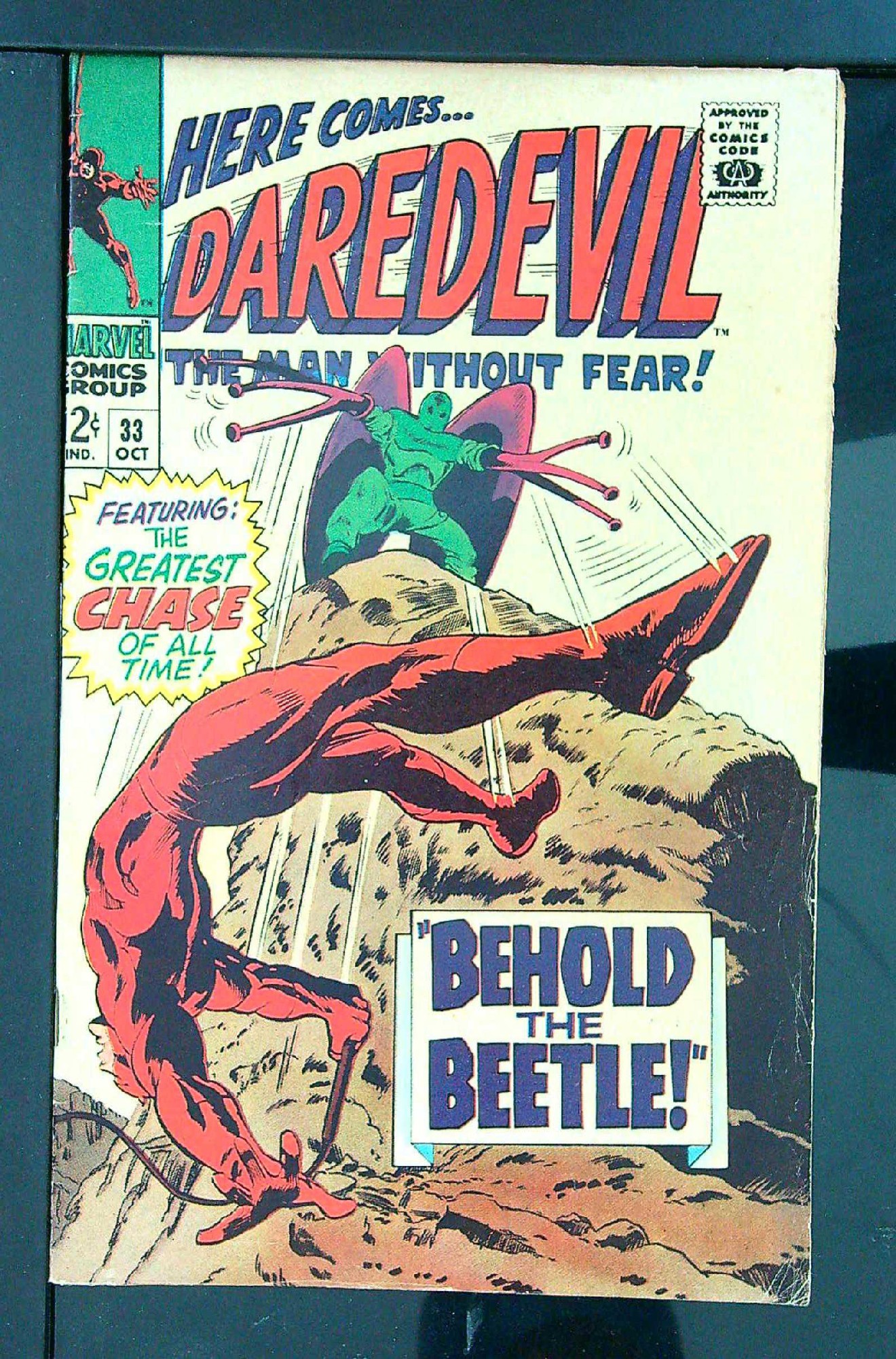 Cover of Daredevil (Vol 1) #33. One of 250,000 Vintage American Comics on sale from Krypton!