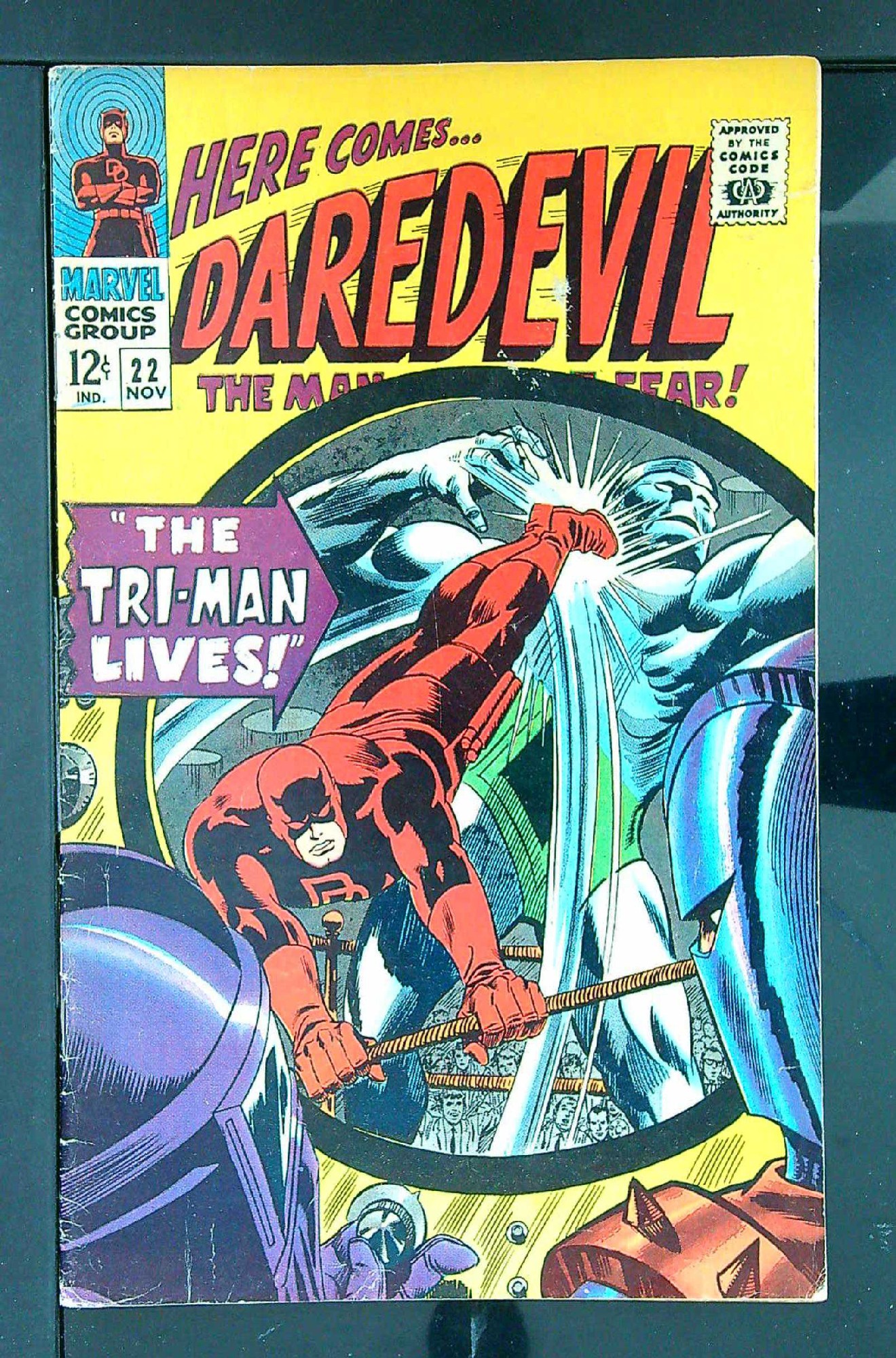 Cover of Daredevil (Vol 1) #22. One of 250,000 Vintage American Comics on sale from Krypton!