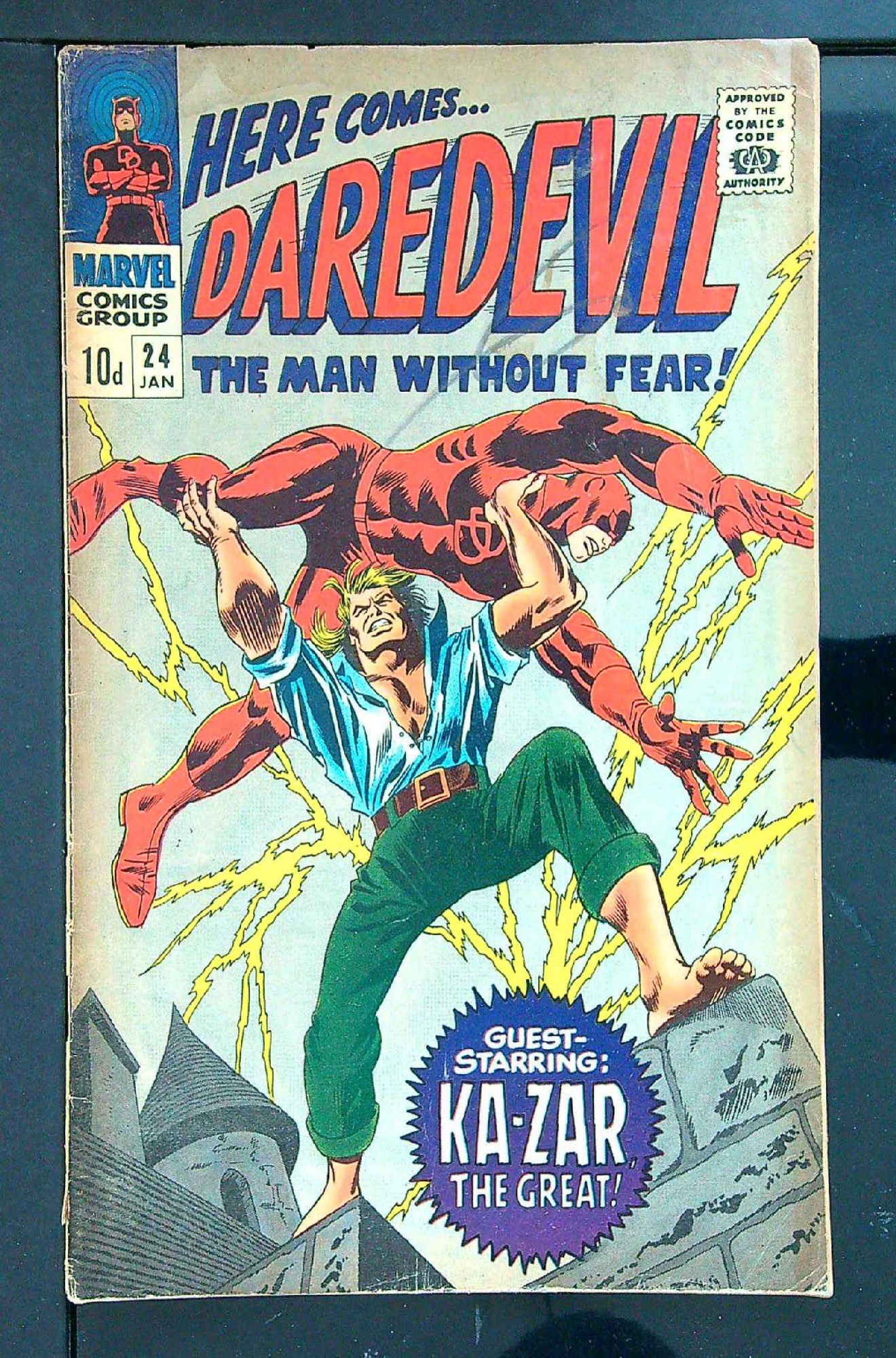 Cover of Daredevil (Vol 1) #24. One of 250,000 Vintage American Comics on sale from Krypton!