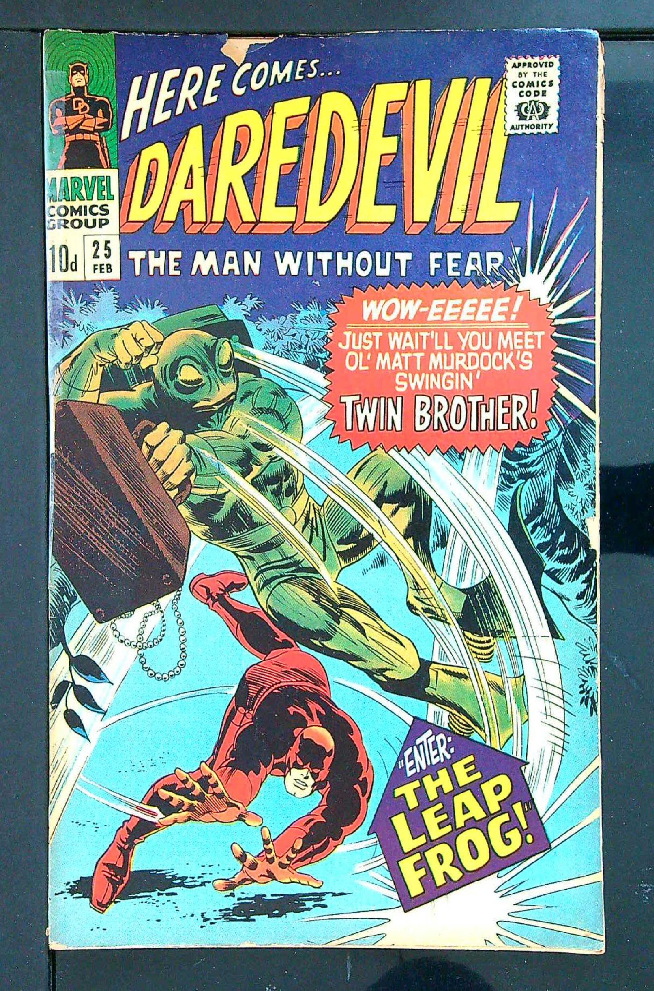 Cover of Daredevil (Vol 1) #25. One of 250,000 Vintage American Comics on sale from Krypton!
