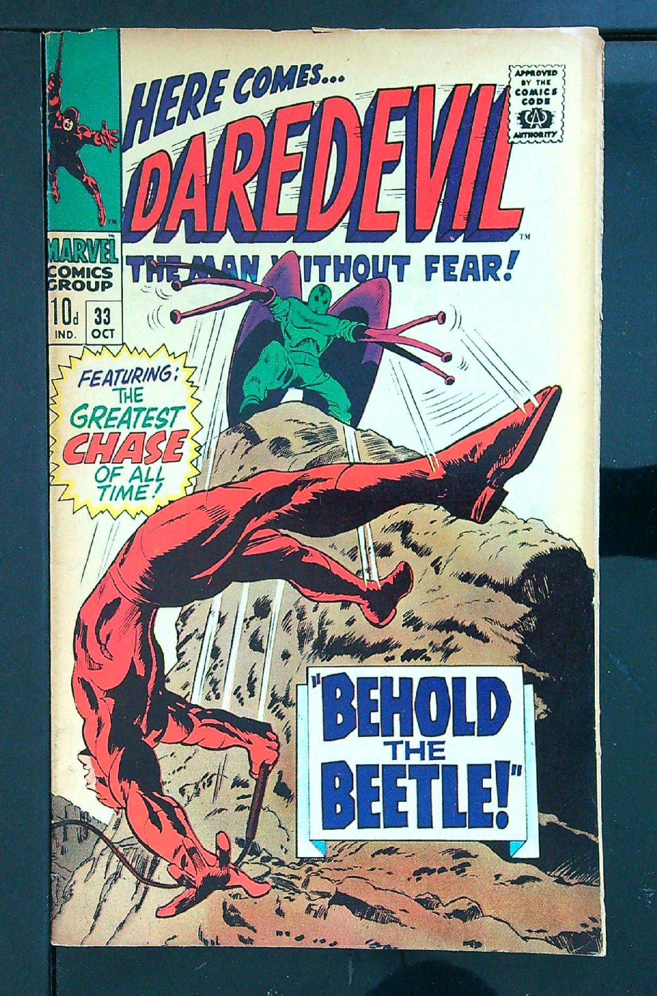 Cover of Daredevil (Vol 1) #33. One of 250,000 Vintage American Comics on sale from Krypton!