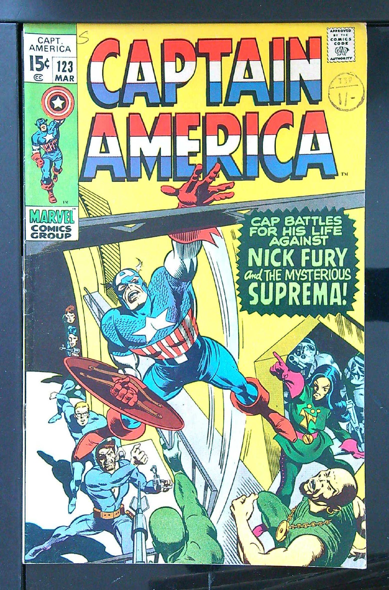 Cover of Captain America (Vol 1) #123. One of 250,000 Vintage American Comics on sale from Krypton!